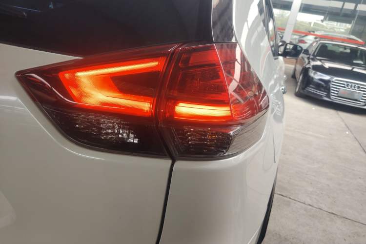 Used Nissan X-Trail 2022 2.0L Two-Wheel Drive Smart Connect Premium Edition Exterior 6