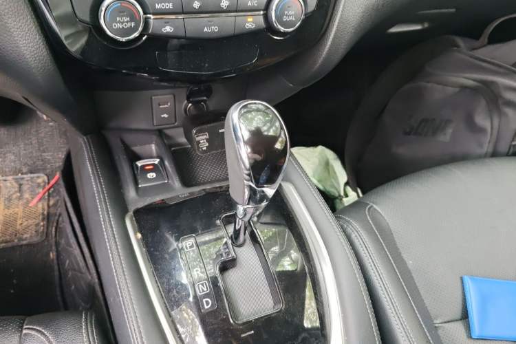 Used Nissan X-Trail 2022 2.0L Two-Wheel Drive Smart Connect Premium Edition Gear Lever