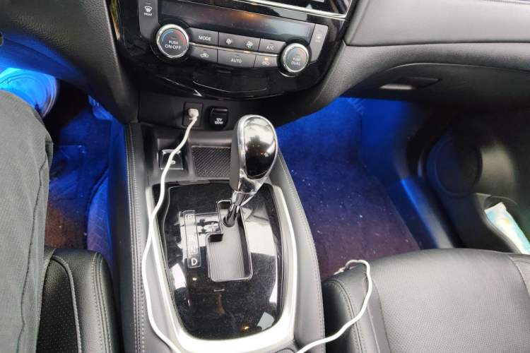 Used Nissan X-Trail 2022 Revised Version 2.0L Two-Wheel Drive Smart Connect Premium Edition Gear Lever