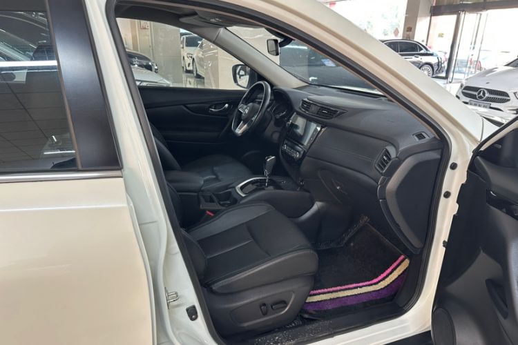 Used Nissan X-Trail 2022 2.0L Two-Wheel Drive Smart Connect Premium Edition Interior 14