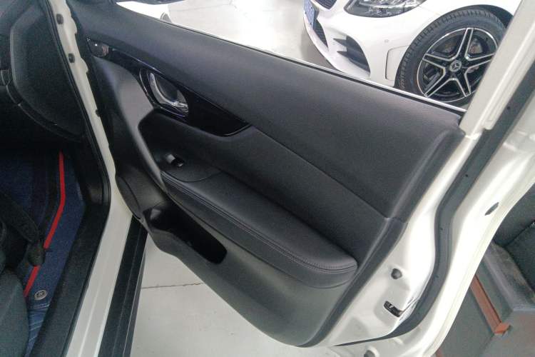 Used Nissan X-Trail 2022 2.0L Two-Wheel Drive Smart Connect & Comfort Edition Interior 2