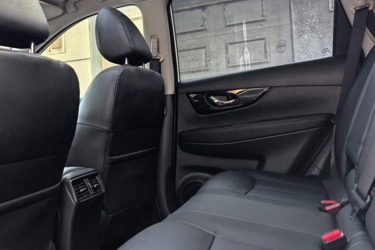 Used Nissan X-Trail 2022 2.0L Two-Wheel Drive Smart Connect Premium Edition Interior 3