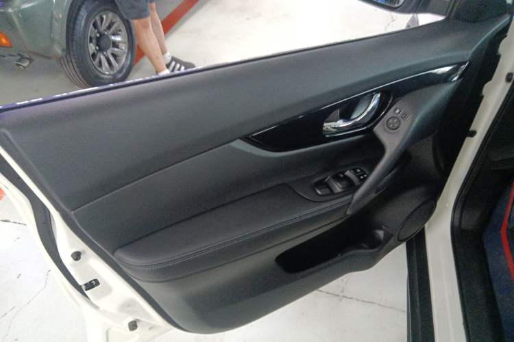 Used Nissan X-Trail 2022 2.0L Two-Wheel Drive Smart Connect & Comfort Edition Interior 4