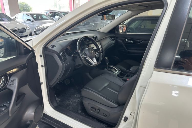 Used Nissan X-Trail 2022 2.0L Two-Wheel Drive Smart Connect Premium Edition Interior 4