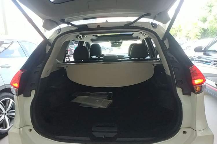 Used Nissan X-Trail 2022 Revised Version 2.0L Two-Wheel Drive Smart Connect & Comfort Edition Trunk