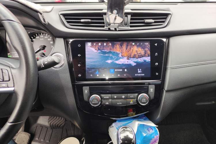 Used Nissan X-Trail 2023 Classic 2.0L Two-Wheel Drive Smart Connect Premium Edition Audio And AC Panel