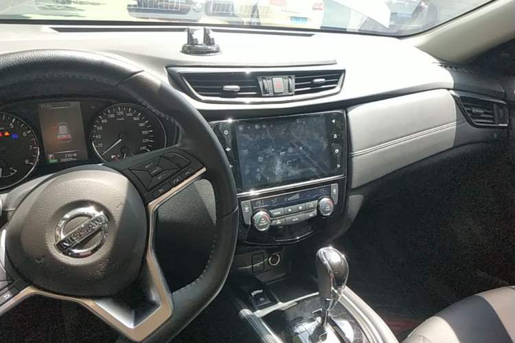 Used Nissan X-Trail 2023 Classic 2.0L Two-Wheel Drive Smart Connect & Comfort Edition Center Console
