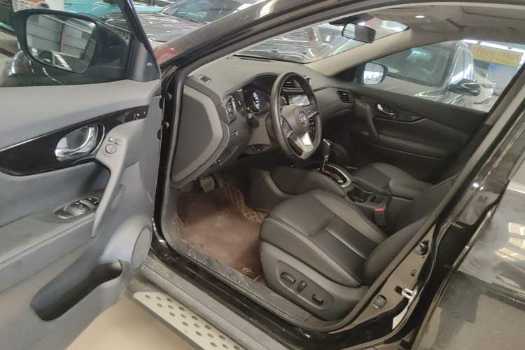 Used Nissan X-Trail 2023 Classic 2.0L Two-Wheel Drive Smart Connect Premium Edition Driver Seat