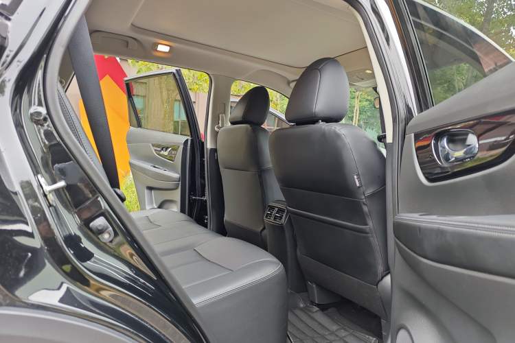 Used Nissan X-Trail 2023 Classic 2.0L Two-Wheel Drive Smart Connect Premium Edition Interior 10