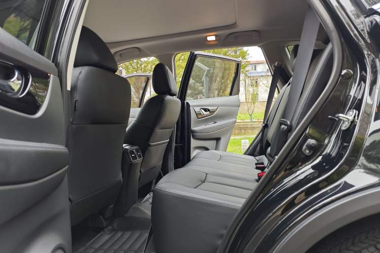 Used Nissan X-Trail 2023 Classic 2.0L Two-Wheel Drive Smart Connect Premium Edition Interior 6
