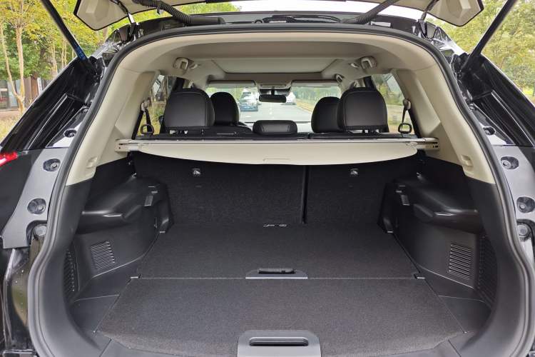 Used Nissan X-Trail 2023 Classic 2.0L Two-Wheel Drive Smart Connect Premium Edition Interior 8