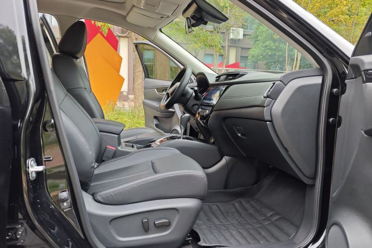 Used Nissan X-Trail 2023 Classic 2.0L Two-Wheel Drive Smart Connect Premium Edition Interior 9
