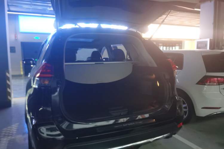 Used Nissan X-Trail 2023 Classic 2.0L Two-Wheel Drive Smart Connect Premium Edition Trunk