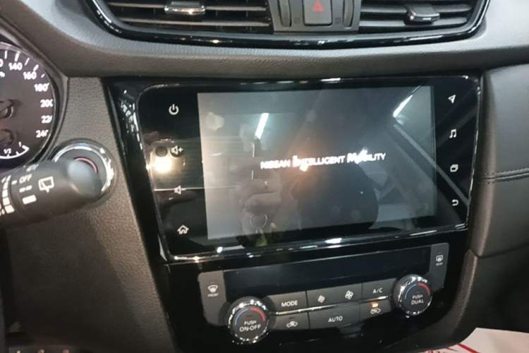 Used Nissan X-Trail 2023 Classic 2.0L Two-Wheel Drive Smart Connect Premium Edition Audio And AC Panel
