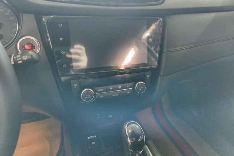 Used Nissan X-Trail 2023 Classic 2.0L Two-Wheel Drive Smart Connect Premium Edition Audio And AC Panel
