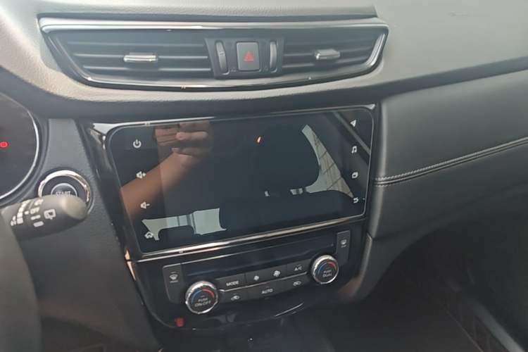 Used Nissan X-Trail 2023 Classic 2.0L Two-Wheel Drive Smart Connect Premium Edition Audio And AC Panel
