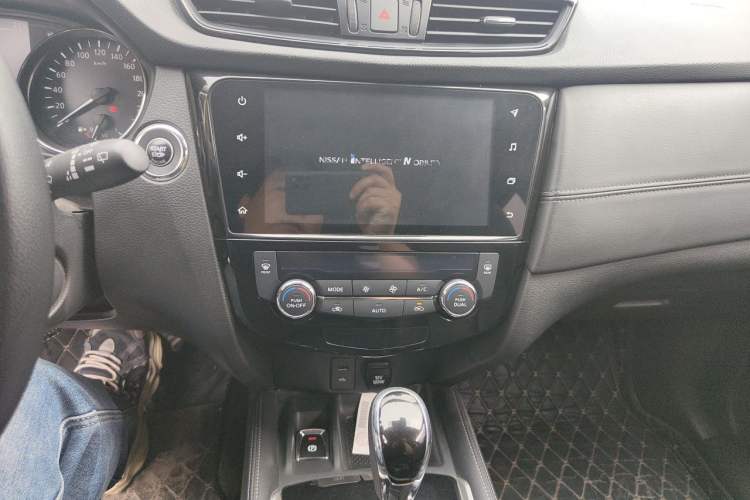 Used Nissan X-Trail 2023 Classic 2.0L Two-Wheel Drive Smart Connect Premium Edition Audio And AC Panel