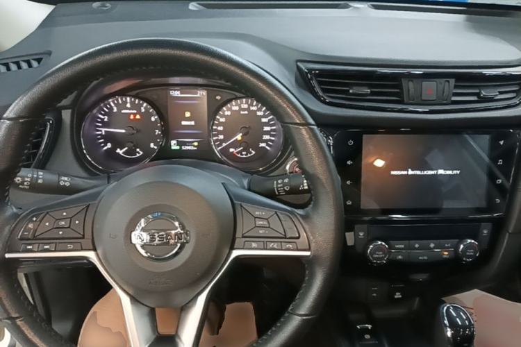 Used Nissan X-Trail 2023 Classic 2.0L Two-Wheel Drive Smart Connect Premium Edition Center Console