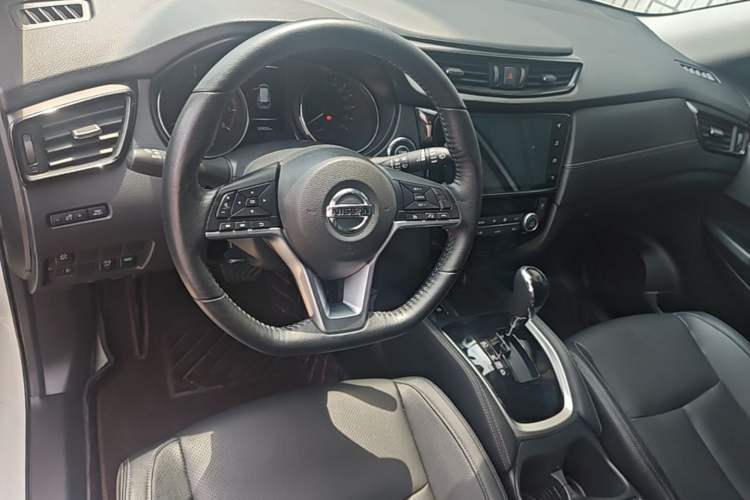 Used Nissan X-Trail 2023 Classic 2.0L Two-Wheel Drive Smart Connect Premium Edition Center Console