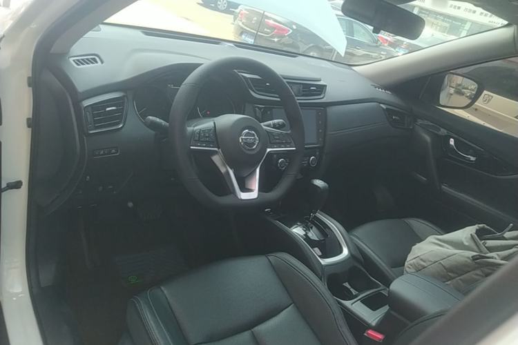 Used Nissan X-Trail 2023 Classic 2.0L Two-Wheel Drive Smart Connect Premium Edition Center Console