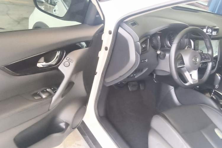 Used Nissan X-Trail 2023 Classic 2.0L Two-Wheel Drive Smart Connect Premium Edition Driver Seat