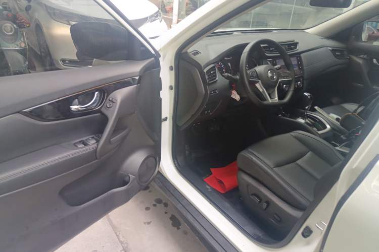 Used Nissan X-Trail 2023 Classic 2.0L Two-Wheel Drive Smart Connect Premium Edition Driver Seat