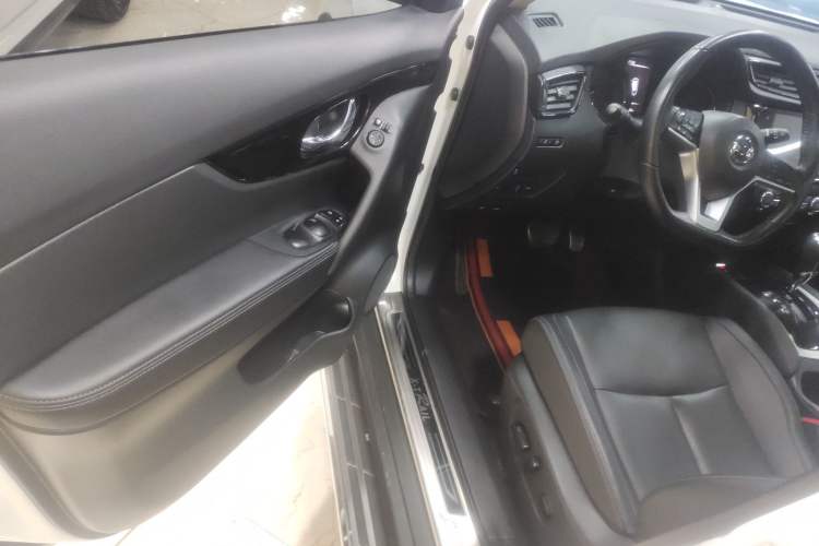 Used Nissan X-Trail 2023 Classic 2.0L Two-Wheel Drive Smart Connect Premium Edition Driver Seat