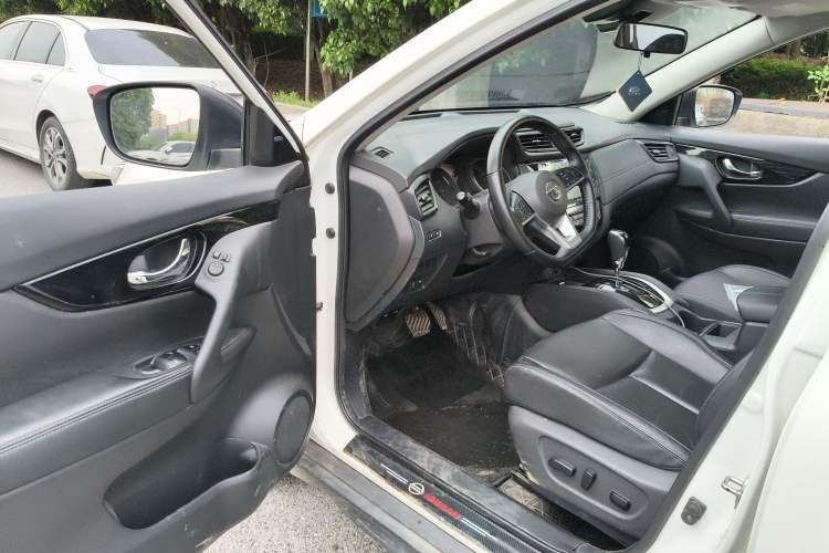 Used Nissan X-Trail 2023 Classic 2.0L Two-Wheel Drive Smart Connect Premium Edition Driver Seat
