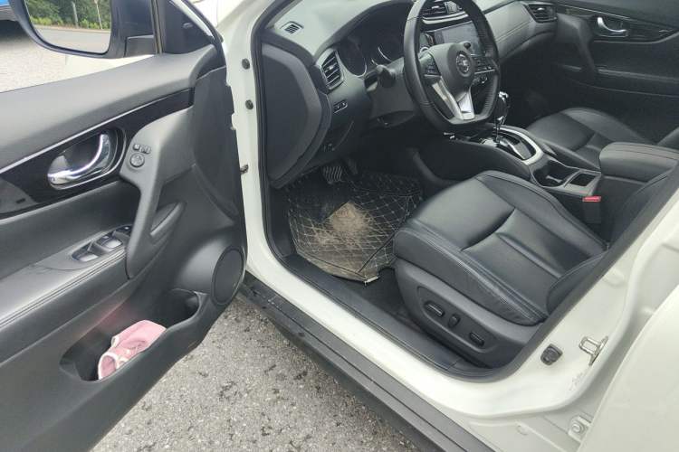 Used Nissan X-Trail 2023 Classic 2.0L Two-Wheel Drive Smart Connect Premium Edition Driver Seat