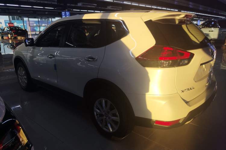 Used Nissan X-Trail 2023 Classic 2.0L Two-Wheel Drive Smart Connect Premium Edition Exterior 3