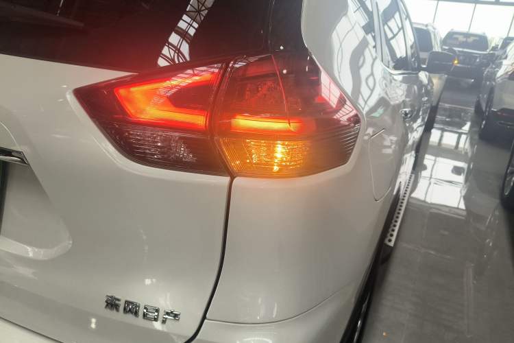 Used Nissan X-Trail 2023 Classic 2.0L Two-Wheel Drive Smart Connect Premium Edition Exterior 6