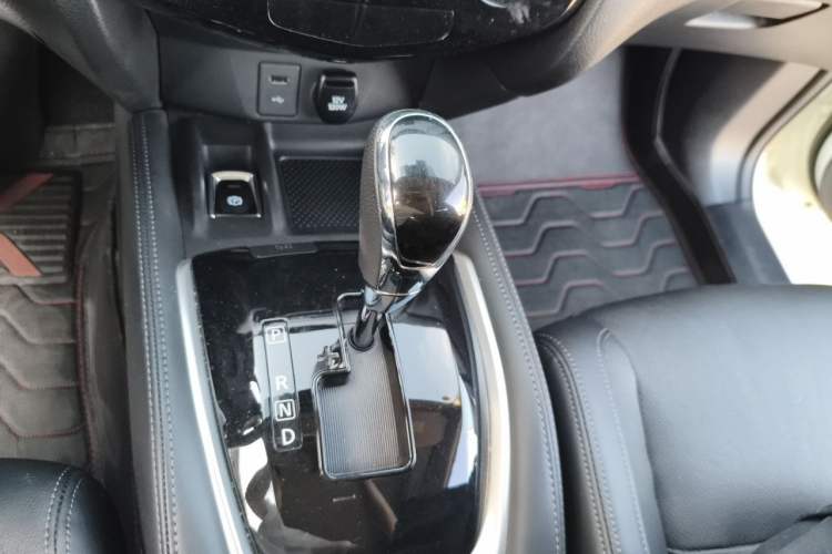 Used Nissan X-Trail 2023 Classic 2.0L Two-Wheel Drive Smart Connect & Comfort Edition Gear Lever