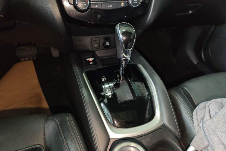 Used Nissan X-Trail 2023 Classic 2.0L Two-Wheel Drive Smart Connect & Comfort Edition Gear Lever