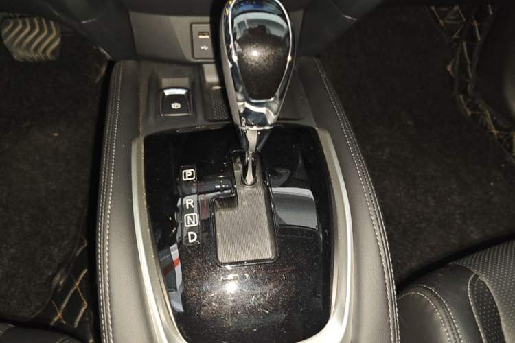 Used Nissan X-Trail 2023 Classic 2.0L Two-Wheel Drive Smart Connect & Comfort Edition Gear Lever