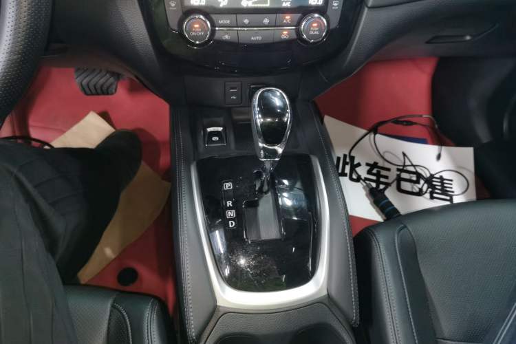 Used Nissan X-Trail 2023 Classic 2.0L Two-Wheel Drive Smart Connect & Comfort Edition Gear Lever