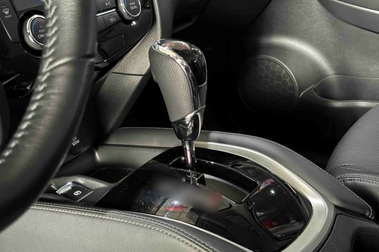Used Nissan X-Trail 2023 Classic 2.0L Two-Wheel Drive Smart Connect & Comfort Edition Gear Lever