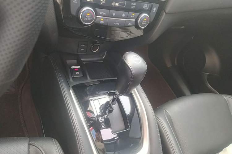 Used Nissan X-Trail 2023 Classic 2.0L Two-Wheel Drive Smart Connect Premium Edition Gear Lever