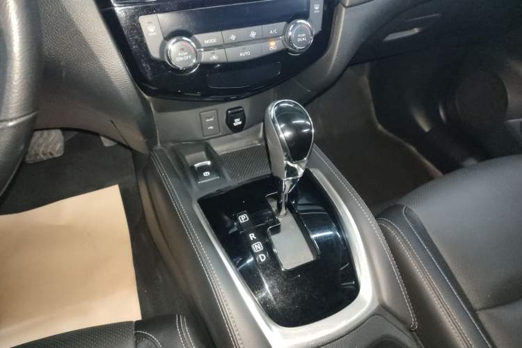Used Nissan X-Trail 2023 Classic 2.0L Two-Wheel Drive Smart Connect Premium Edition Gear Lever