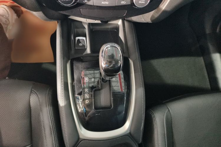 Used Nissan X-Trail 2023 Classic 2.0L Two-Wheel Drive Smart Connect & Comfort Edition Gear Lever