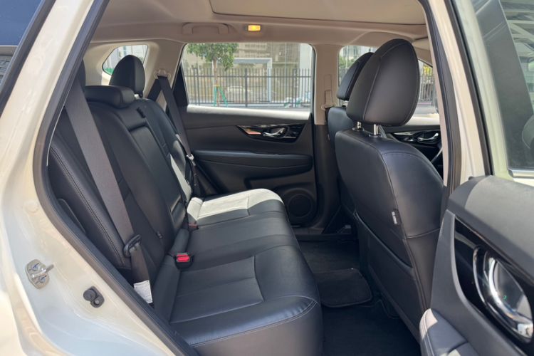 Used Nissan X-Trail 2023 Classic 2.0L Two-Wheel Drive Smart Connect Premium Edition Interior 10