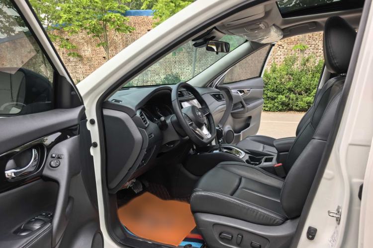 Used Nissan X-Trail 2023 Classic 2.0L Two-Wheel Drive Smart Connect Premium Edition Interior 2