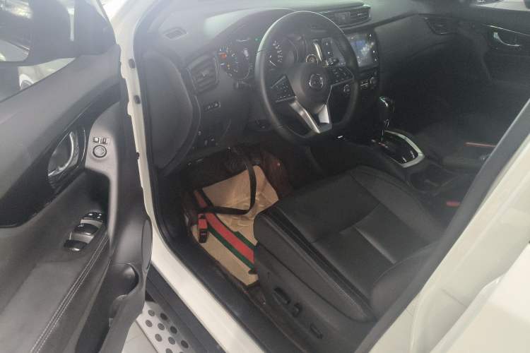 Used Nissan X-Trail 2023 Classic 2.0L Two-Wheel Drive Smart Connect Premium Edition Interior 3