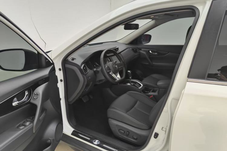 Used Nissan X-Trail 2023 Classic 2.0L Two-Wheel Drive Smart Connect Premium Edition Interior 3