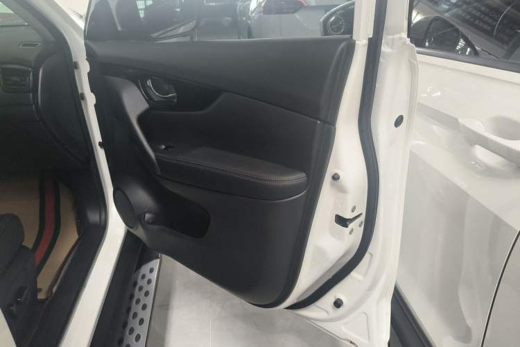 Used Nissan X-Trail 2023 Classic 2.0L Two-Wheel Drive Smart Connect Premium Edition Interior 5