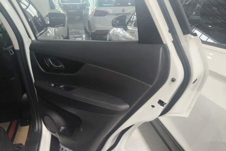 Used Nissan X-Trail 2023 Classic 2.0L Two-Wheel Drive Smart Connect Premium Edition Interior 6