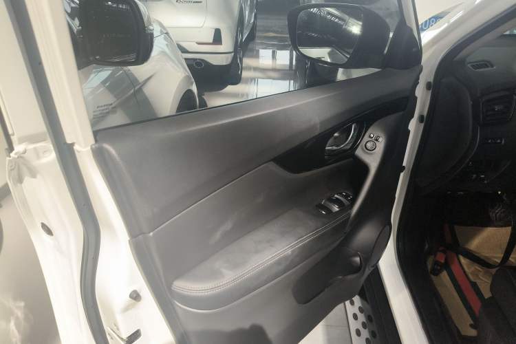 Used Nissan X-Trail 2023 Classic 2.0L Two-Wheel Drive Smart Connect Premium Edition Interior 7