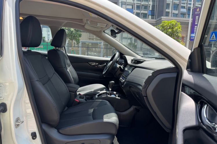 Used Nissan X-Trail 2023 Classic 2.0L Two-Wheel Drive Smart Connect Premium Edition Interior 9