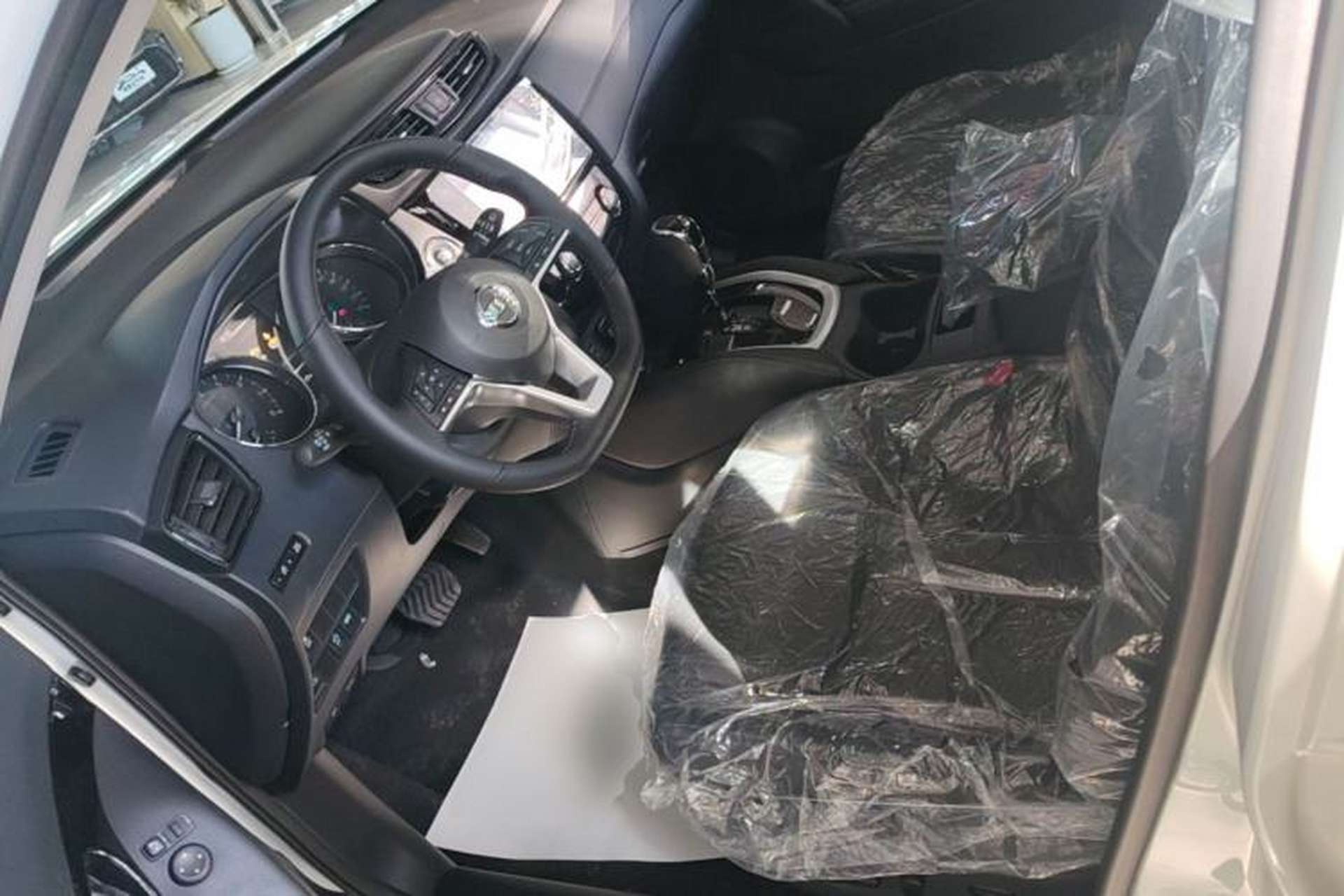 Used Nissan X-Trail 2023 Classic 2.0L Two-Wheel Drive Smart Connect Premium Edition Left Front Seat