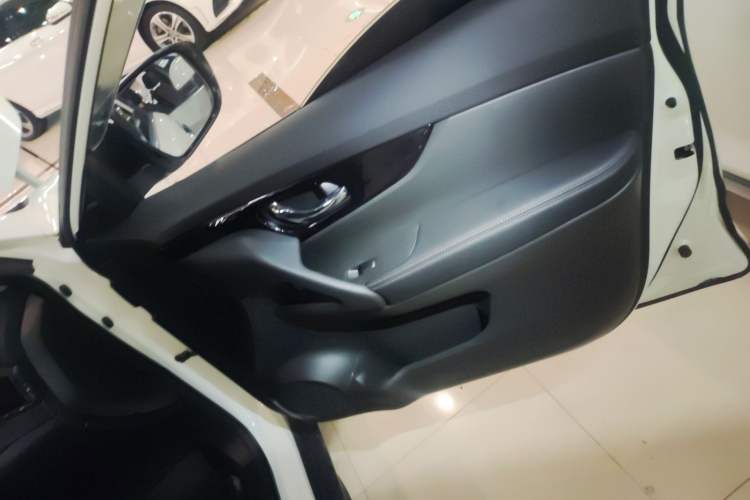 Used Nissan X-Trail 2023 Classic 2.0L Two-Wheel Drive Smart Connect Premium Edition Right Front Door Interior