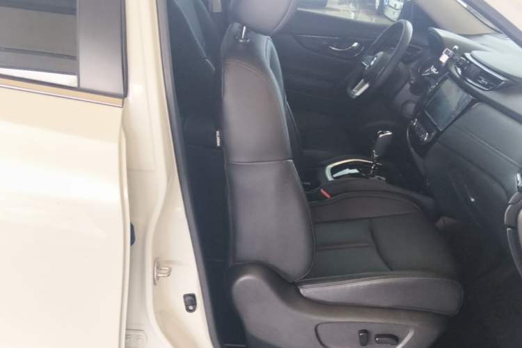 Used Nissan X-Trail 2023 Classic 2.0L Two-Wheel Drive Smart Connect Premium Edition Right Front Seat